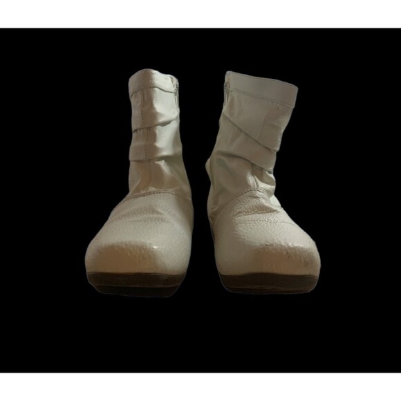 White Ankle Boot, Size 7 1/2 - Picture 1 of 4